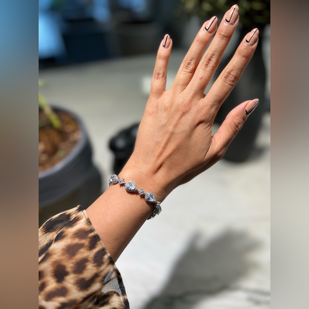 Teardrop Bracelet - Picture 1 of 8